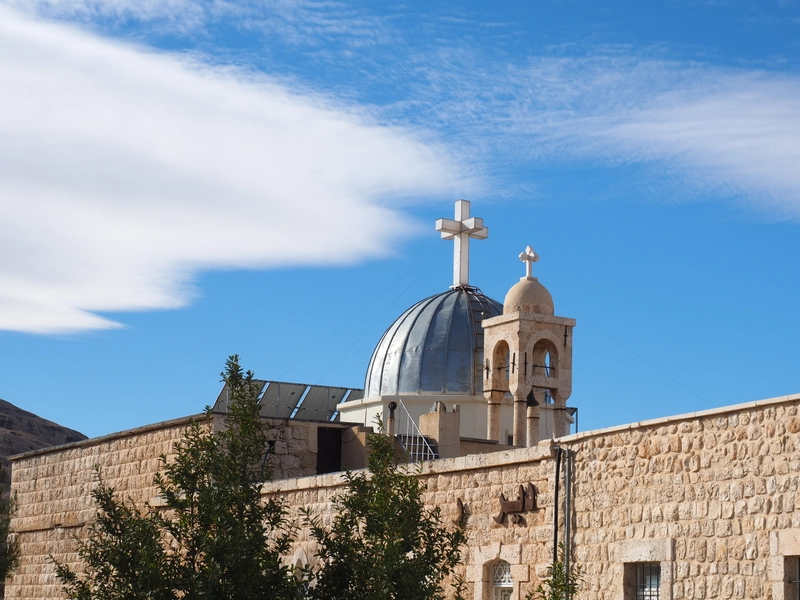 Christliche Kuppel einer Kirche mit Kreuz in Syrien
